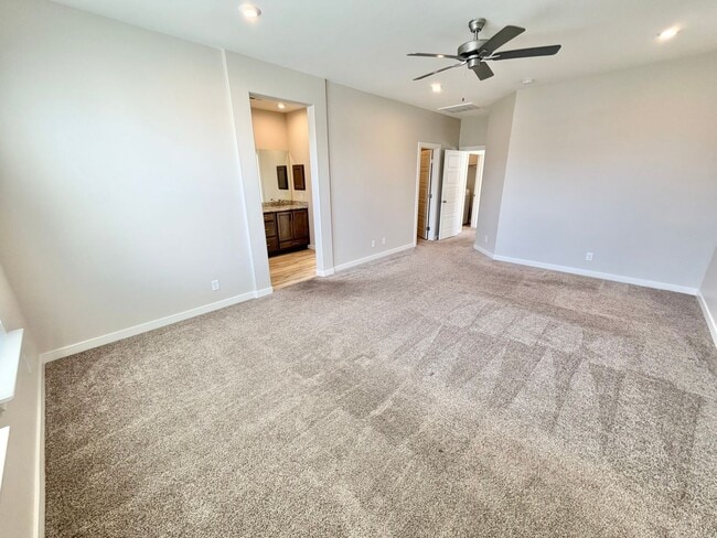 Building Photo - Beautiful 3 Bedroom Home In Desert Color!