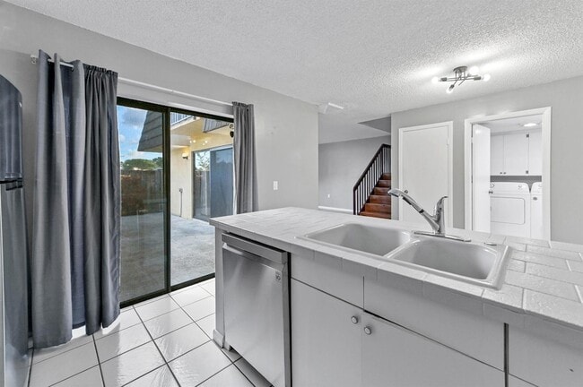 Building Photo - 619 6th Way