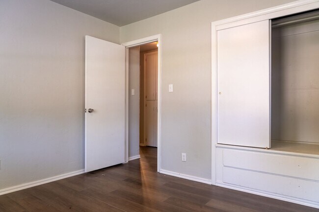 Building Photo - NEWLY RENOVATED 2 BEDROOM HOME!