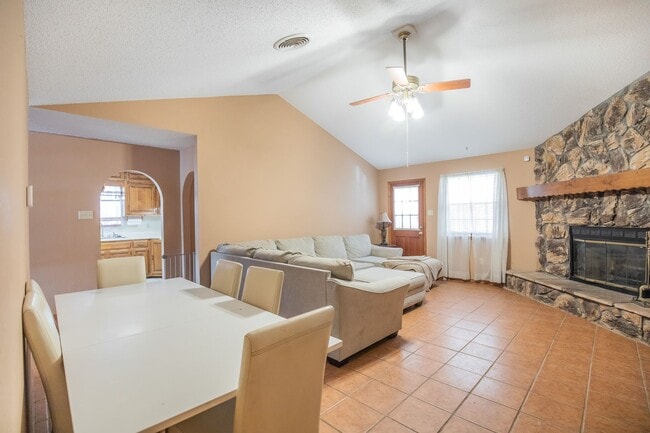 Building Photo - 3 Bedroom 2 Bathroom Home - Dogs Allowed & Large Backyard!