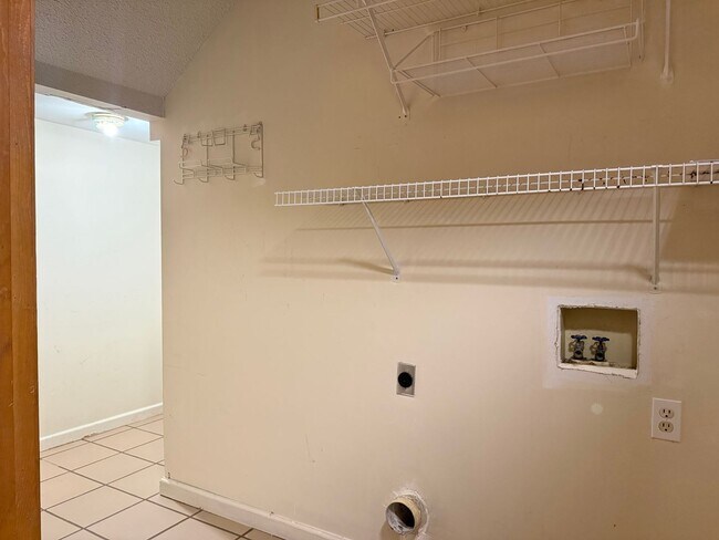 Building Photo - 20 Edgehill Cove