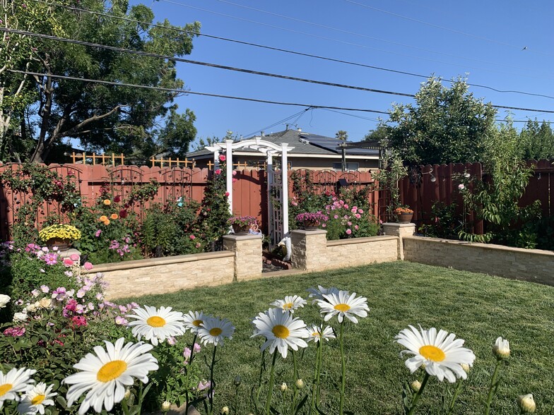 Building Photo - 806 Coyote St