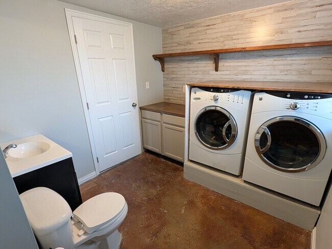 Building Photo - 5 Bedroom Home New Carpet and Paint