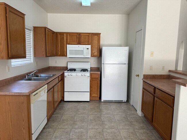 Building Photo - Beautiful 3 Bedroom, 2 Bath Within Walking...