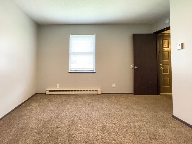 Building Photo - 2213 E Memorial Dr