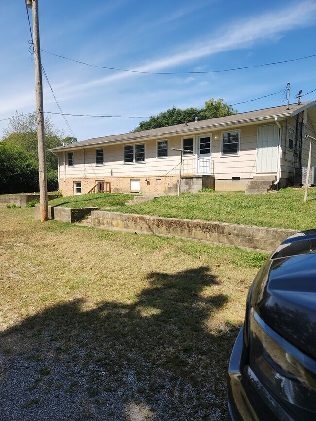 Building Photo - 5 Bedroom 2 bath with basement