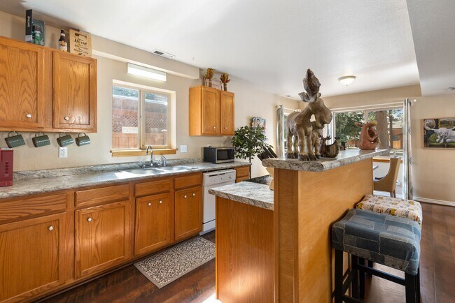 Building Photo - 3 Bed 2 Bath Fully Furnished in Woodland Park