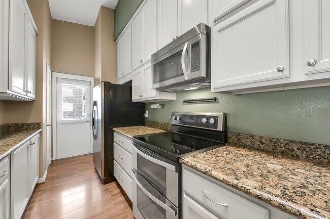 Building Photo - 2425 Augusta Dr