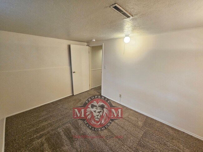 Building Photo - Spacious 5 Bd 3 Ba Home Cottonwood Heights