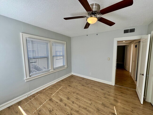 Building Photo - 1019 W 38th St