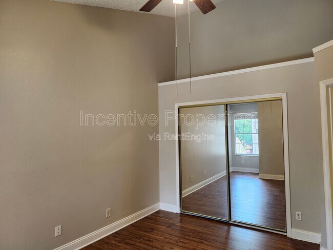 Building Photo - 575 Bloomington Ct