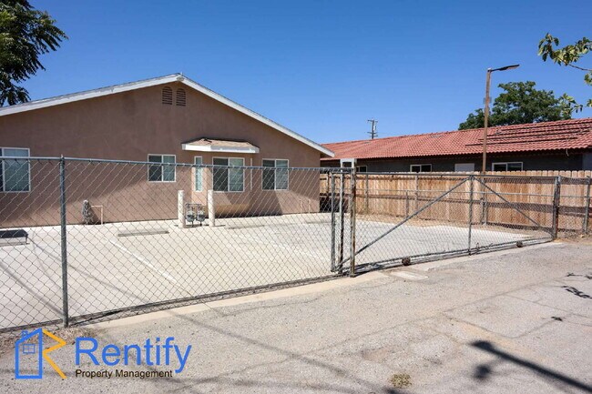 Building Photo - 3-Bed, 2-Bath in North Bakersfield – Only for $1,495