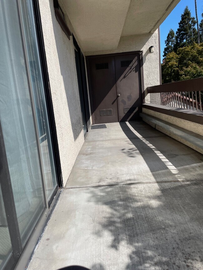 Building Photo - 328 N Villa Way