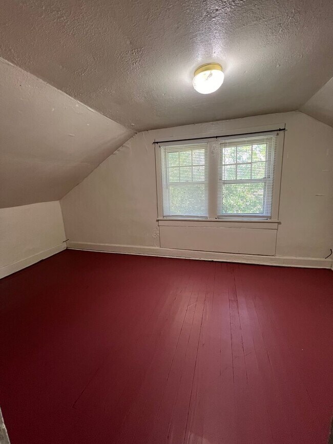 Building Photo - 4 Bedroom Available August 2026;  Monthly ...