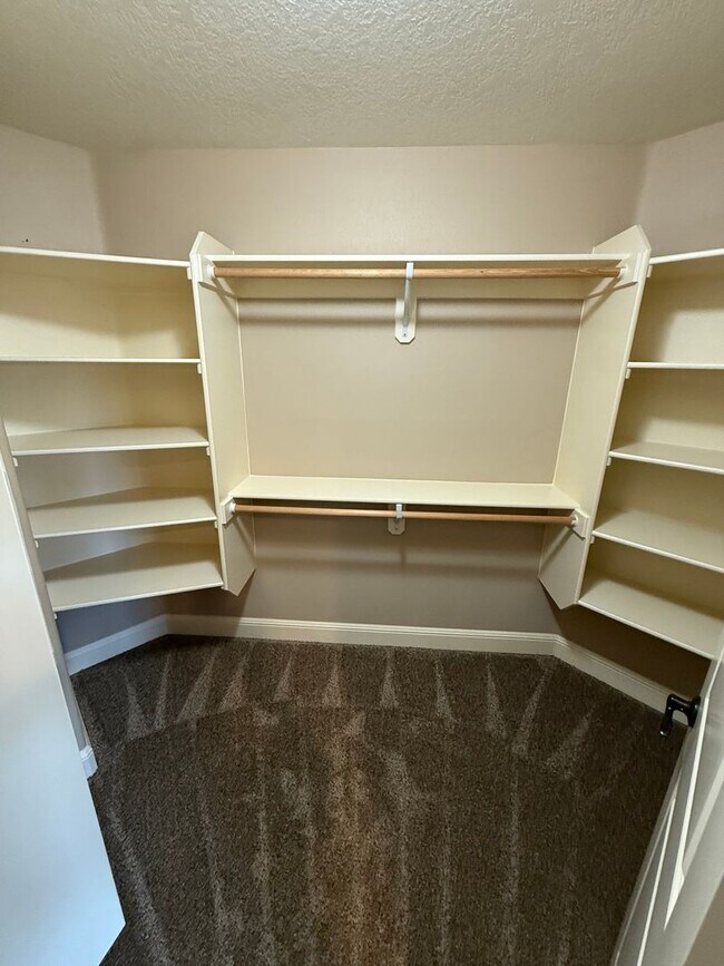 Building Photo - Goregous 5 Bedroom Home! Great Location! Vaulted Ceilings! Fenced Yard! 3- Car Garage & More!