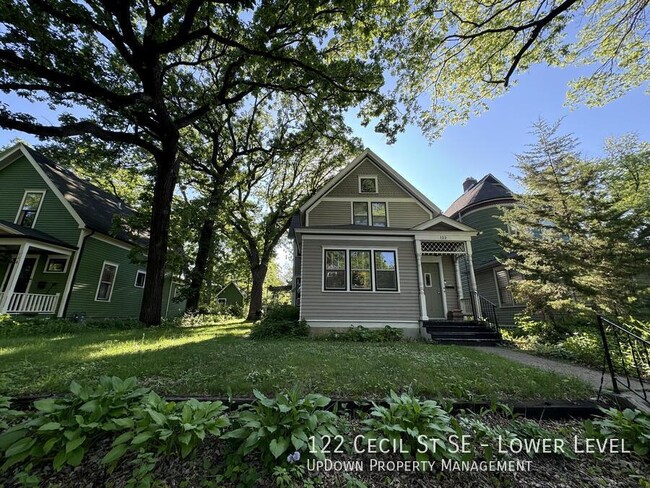 Building Photo - 122 Cecil St SE