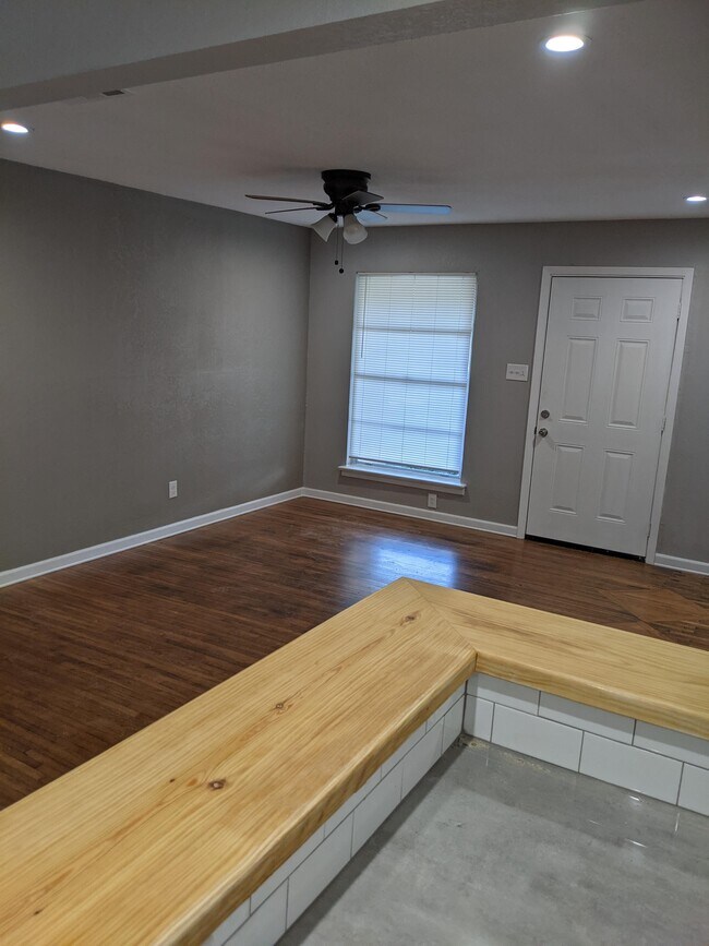 Building Photo - 9909 La Prada Dr