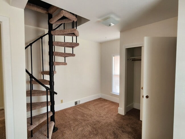 Building Photo - 14 S 3rd St E