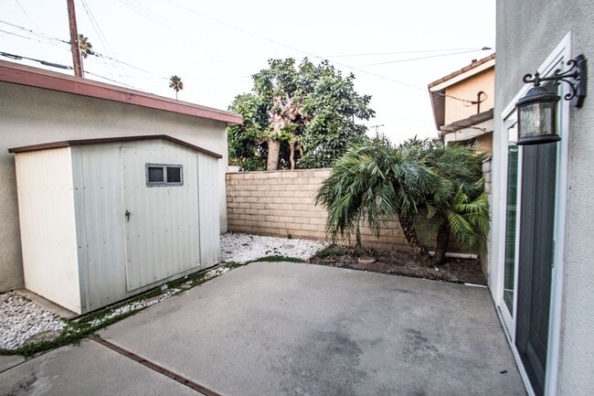 Building Photo - This lovely North Oxnard 4 bedroom 2 bath home with Vintage Oxnard Vides!!! COMING SOON