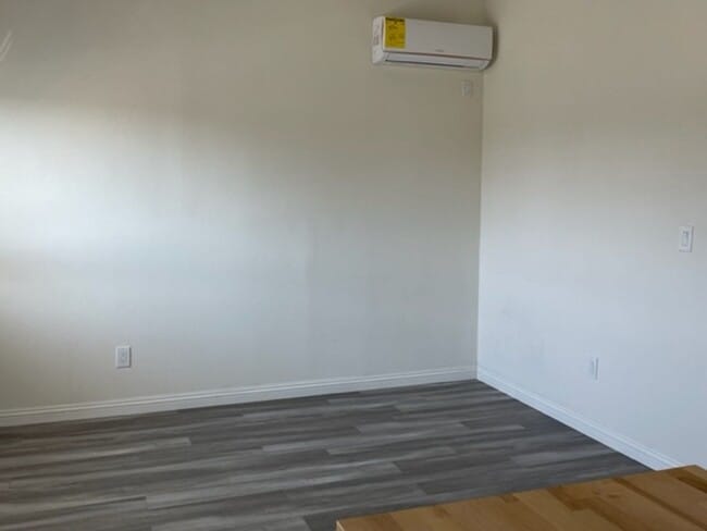 Building Photo - Newer Carriage Unit