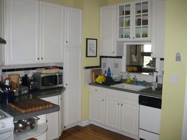 Building Photo - 123 Cushing Ave