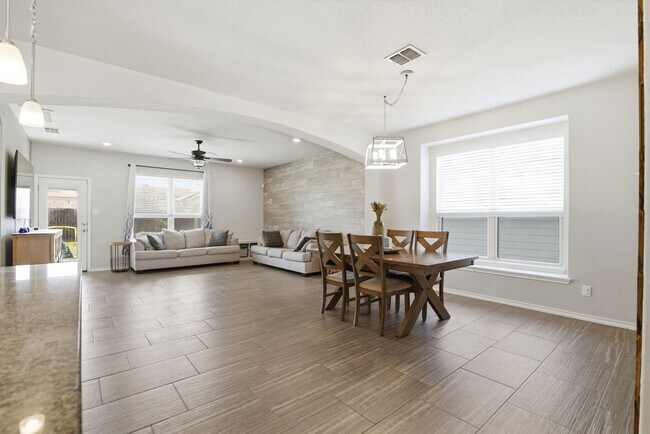 Building Photo - 4 Bedroom Home for Rent in San Antonio with Solar Panels – Cinco Lakes Move-In Ready!