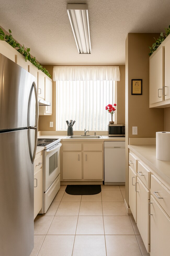 Building Photo - Spacious 2BD / 2BA Apartment - No minimum ...