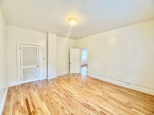 Building Photo - 121 Oakdale St