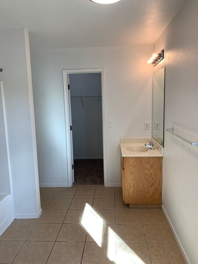 Building Photo - 2 WEEKS FREE RENT November Special - Beaut...