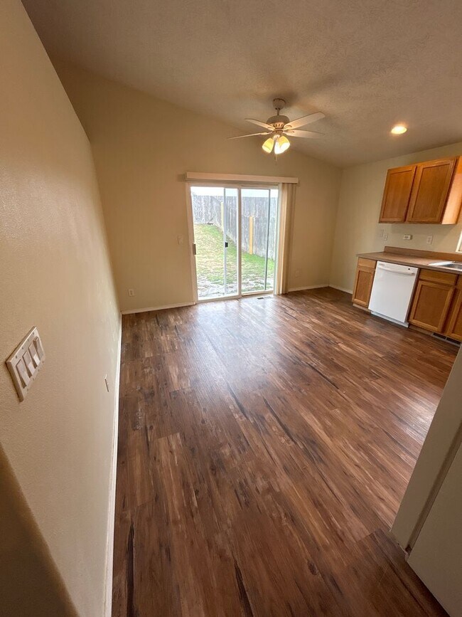 Building Photo - Beautiful 3 Bedroom 2 Bath Single Level Ho...