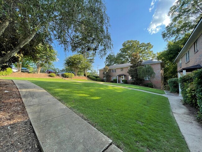 Courtyard - 1900 Courtney Dr