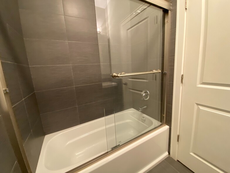 Master Bathroom with Bathtub - 2657 W Luther St