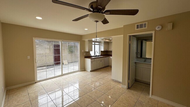 Building Photo - Newly Renovated Spacious 3-Bedroom Townhom...