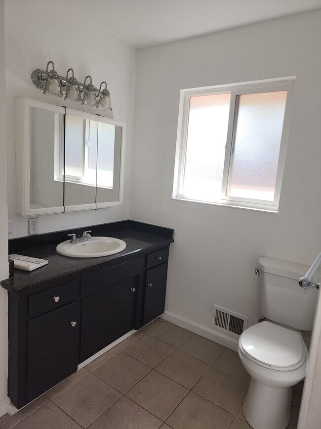 Building Photo - 3 Bedroom 2 Bathroom in court Near Somerse...