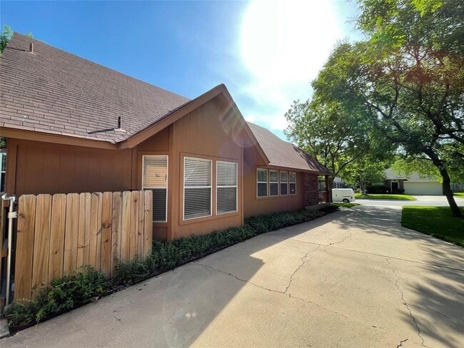 Building Photo - 16917 Ardisia Dr