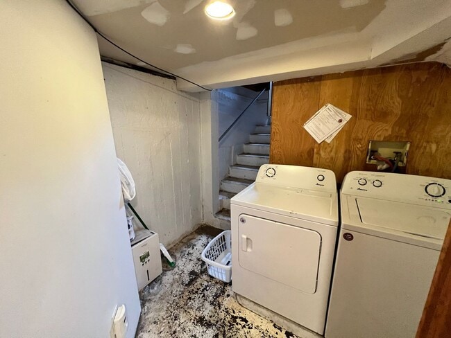 Building Photo - Updated 1 Bedroom Apartment – ½ Block from...