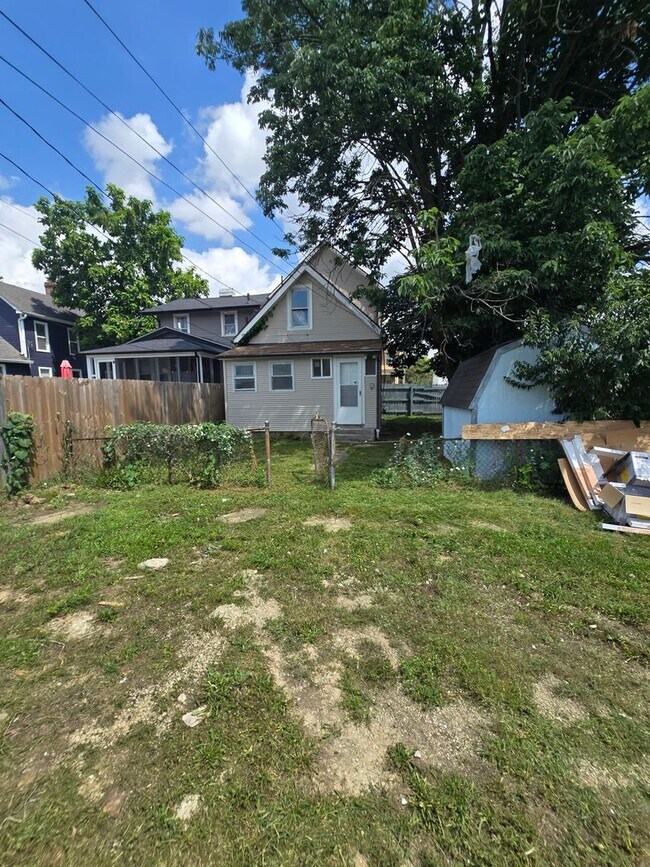 Building Photo - 2 BEDROOM SINGLE FAMILY HOME