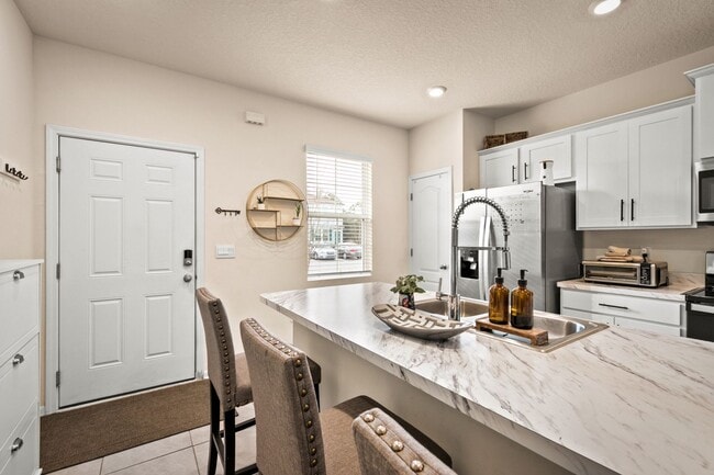 Building Photo - 2-Bedroom Townhome for Rent with Private En-Suite Baths & Screened Porch