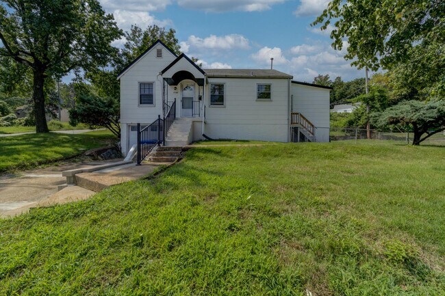 Building Photo - 7150 Manette Dr