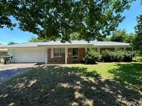 Building Photo - Coming Soon: Delightful 4-bedroom, 2-bathr...