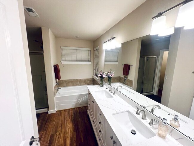 Building Photo - West Olympia Spacious Home in Woodbury Cro...