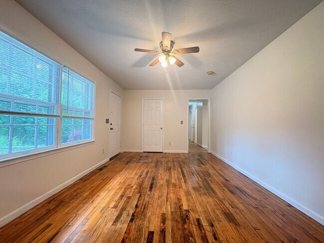 Building Photo - 1112 Ridge Dr