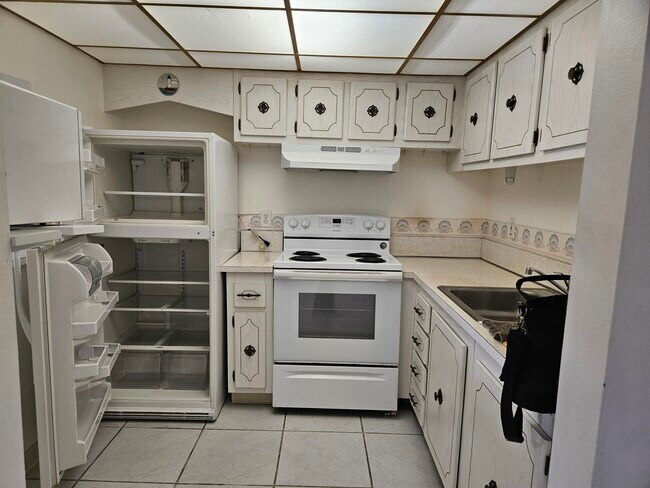 Building Photo - 500 Village Green Cir W