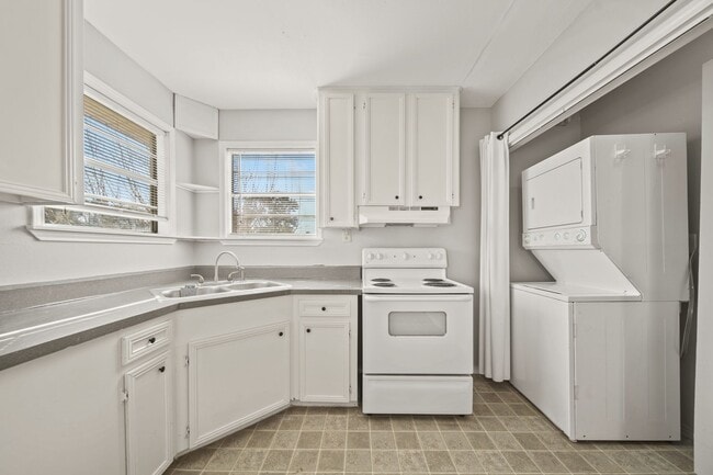 Building Photo - AVAILABLE NOW! - 18-MONTH MINIMUM LEASE REQUIRED