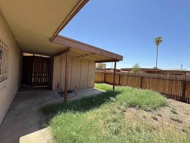 Building Photo - West Phoenix Townhome