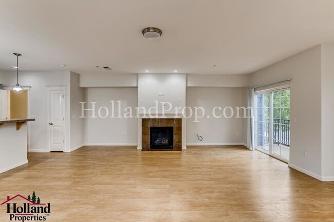 Building Photo - Wonderful 3 Story Condo in Hillsboro!