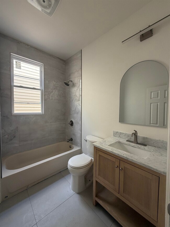 Building Photo - 132 Bayview Ave