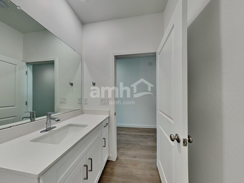 Building Photo - 6971 N 125th Dr