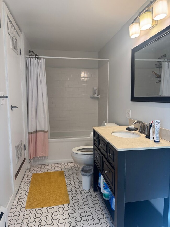 Building Photo - 2 Bedroom in Woodstock