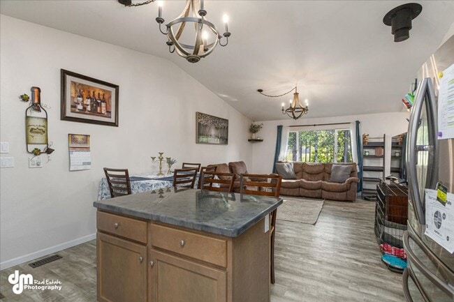 Building Photo - Cozy 3 bedroom 2 bath home w/ fully fenced...
